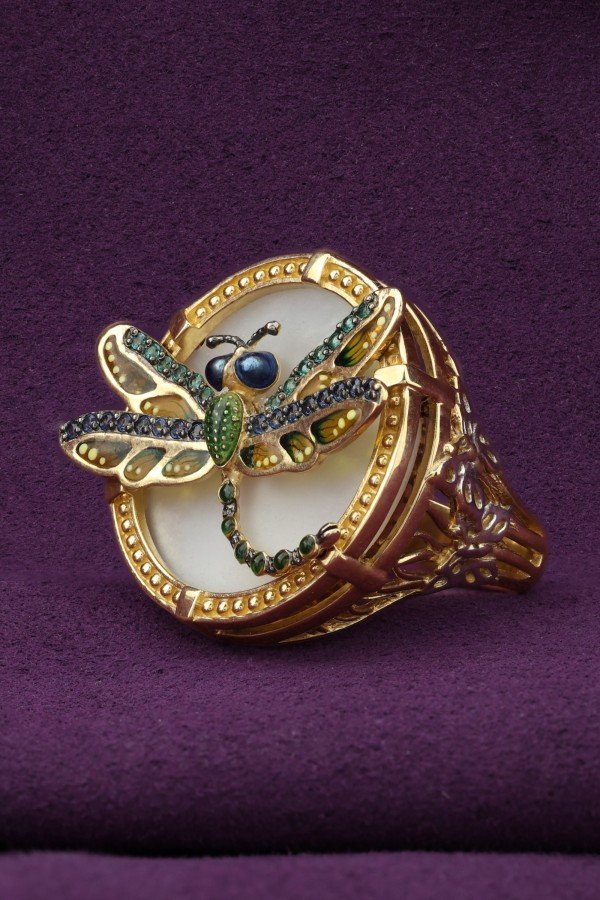 Кольцо из лимонного золота 585 пробы c сапфиром, изумрудом, эмалью и перламутром
