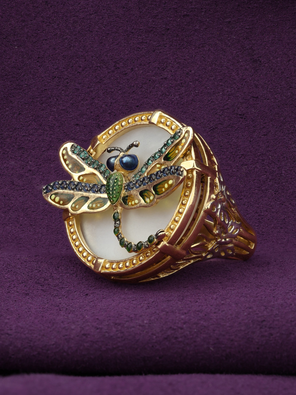 Кольцо из лимонного золота c сапфиром, изумрудом, эмалью и перламутром