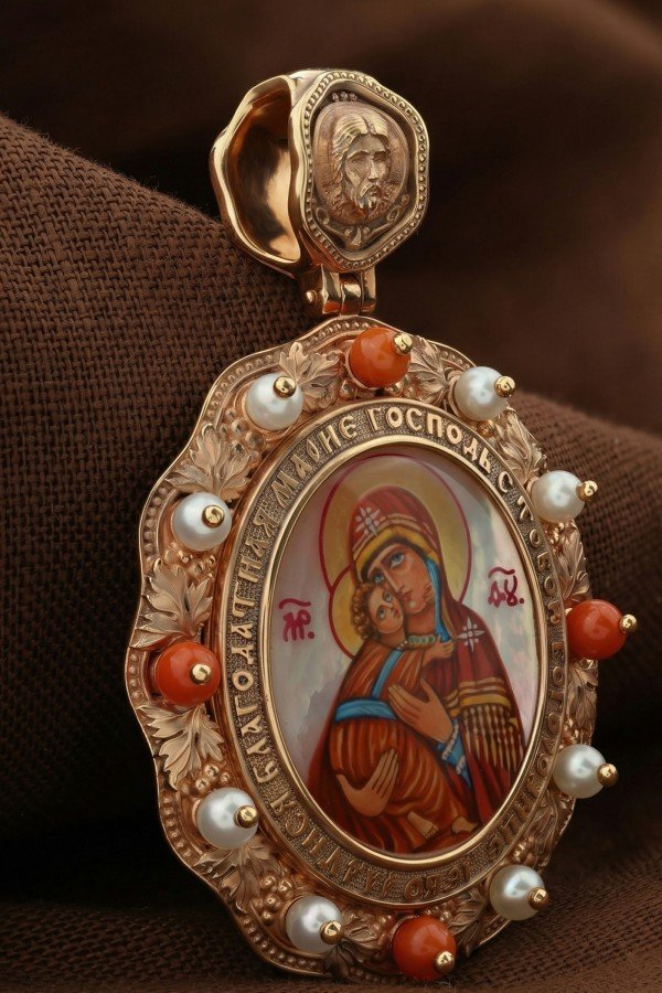 Образок из золота c эмаль , жемчугом, кораллом и перламутром