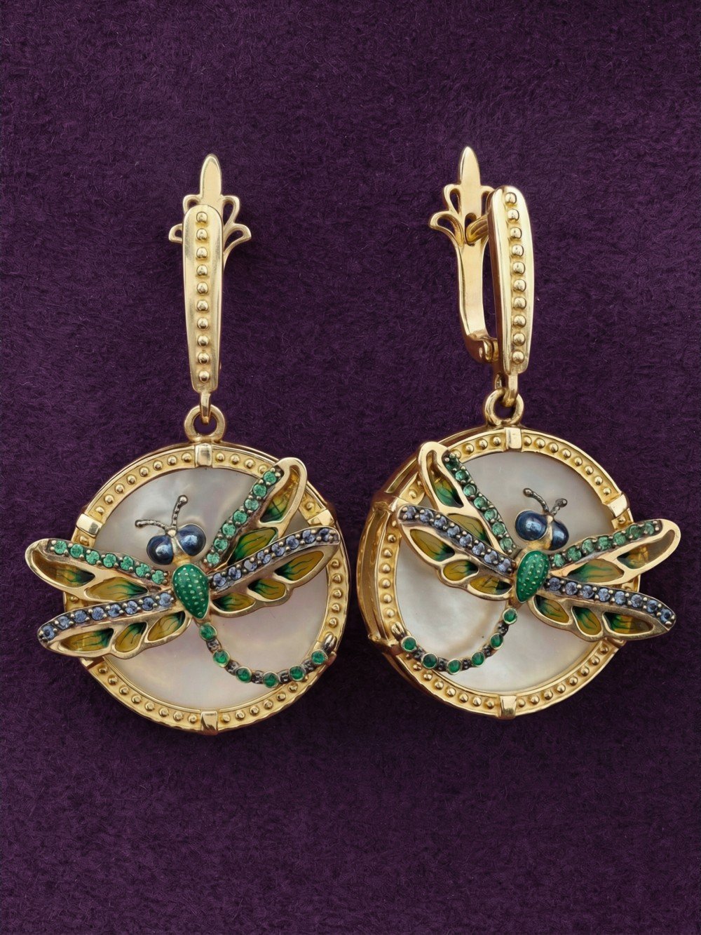 Серьги из лимонного золота c сапфиром, изумрудом, эмалью и перламутром