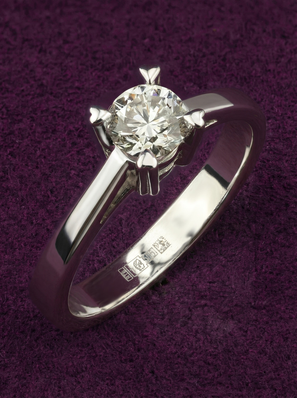 Кольцо из белого золота c бриллиантами