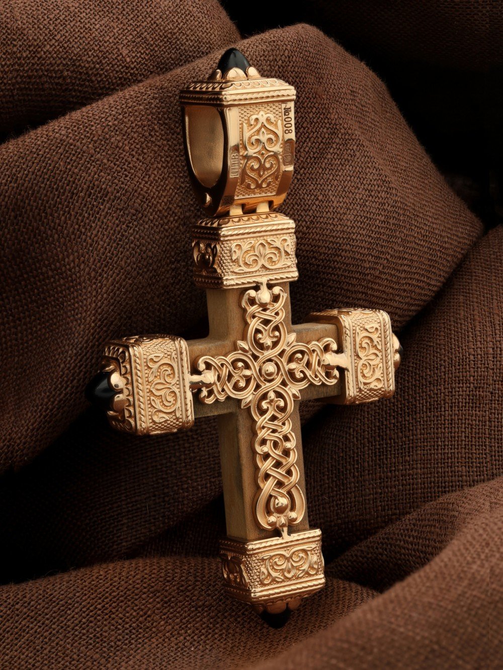 Крест из золота c эмаль , ониксом и деревом груши