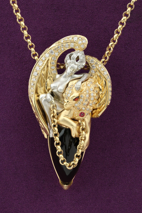 Колье из лимонного золота c эмаль , бриллиантами, рубином, ониксом и рубином