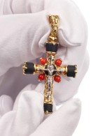 Крест из лимонного золота 585 пробы c ониксом и кораллом