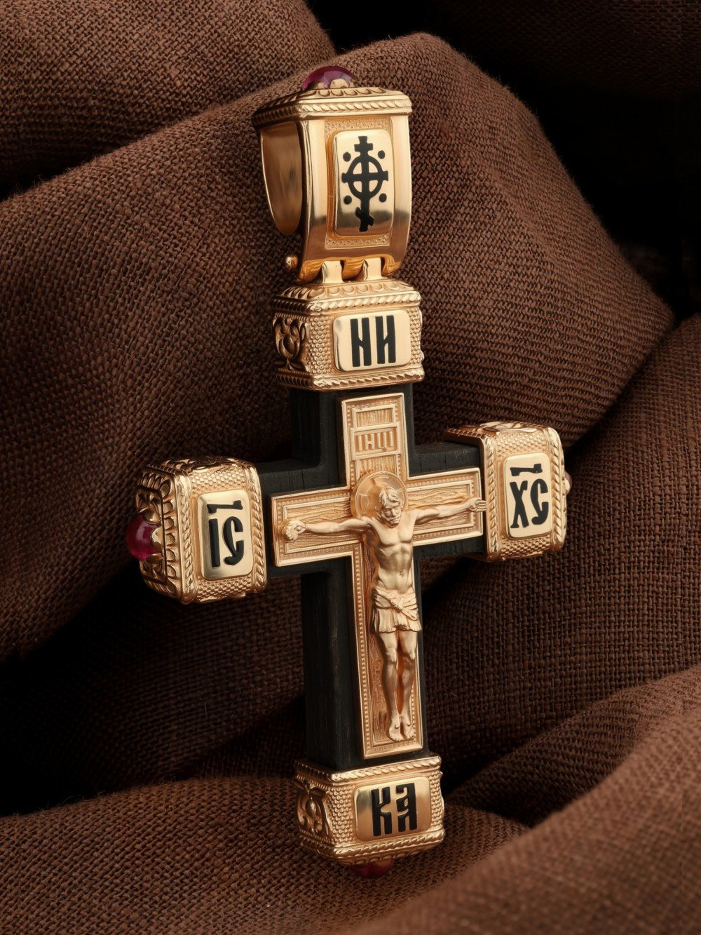 Крест из золота c эмаль , рубином и эбеновым деревом