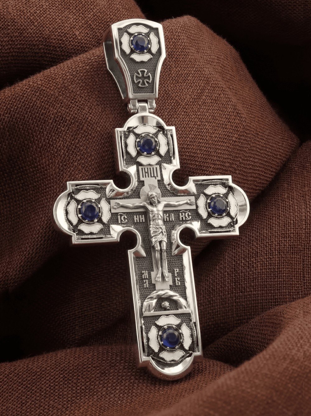 Крест из белого золота c эмаль и сапфиром