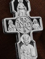 Крест из белого золота 585 пробы c ониксом