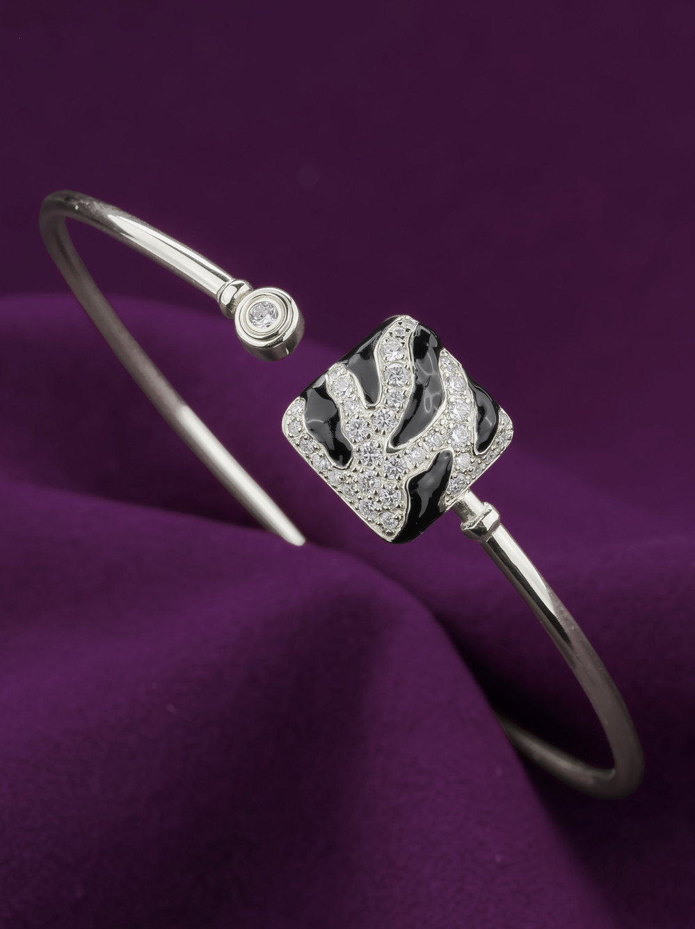 Браслет из белого золота c эмаль и бриллиантами