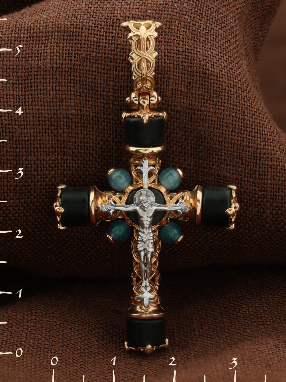 Крест из золота c ониксом и жадеитом