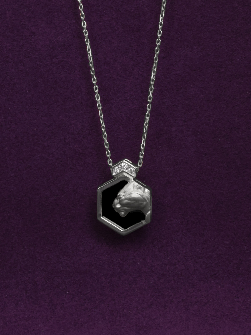 Колье из белого золота c бриллиантами и ониксом