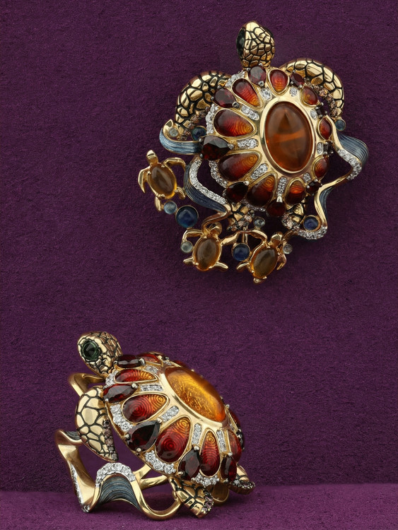 Брошь из лимонного золота c эмаль , фианитом, гранатом и янтарём