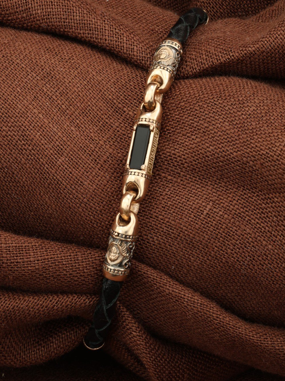 Браслет из белого золота c кожаным шнурком и ониксом