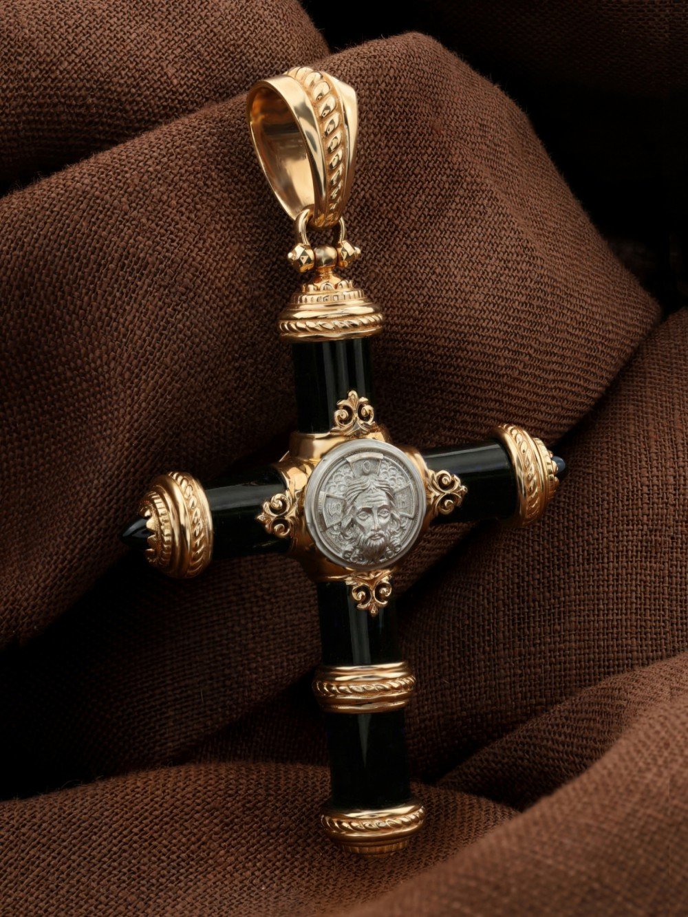 Крест из золота c ониксом и лазуритом