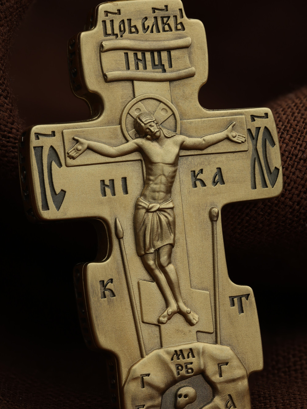 Крест из лимонного золота