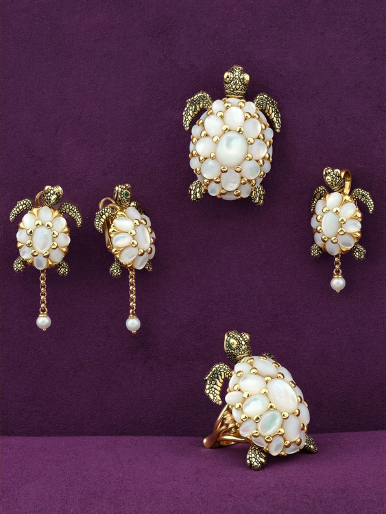 Брошь из лимонного золота c эмаль и перламутром