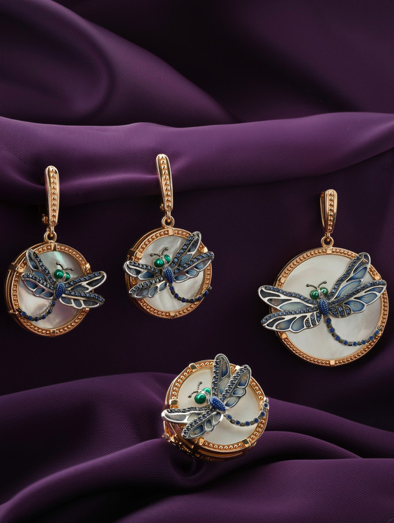 Подвеска из золота c сапфиром, эмалью и перламутром