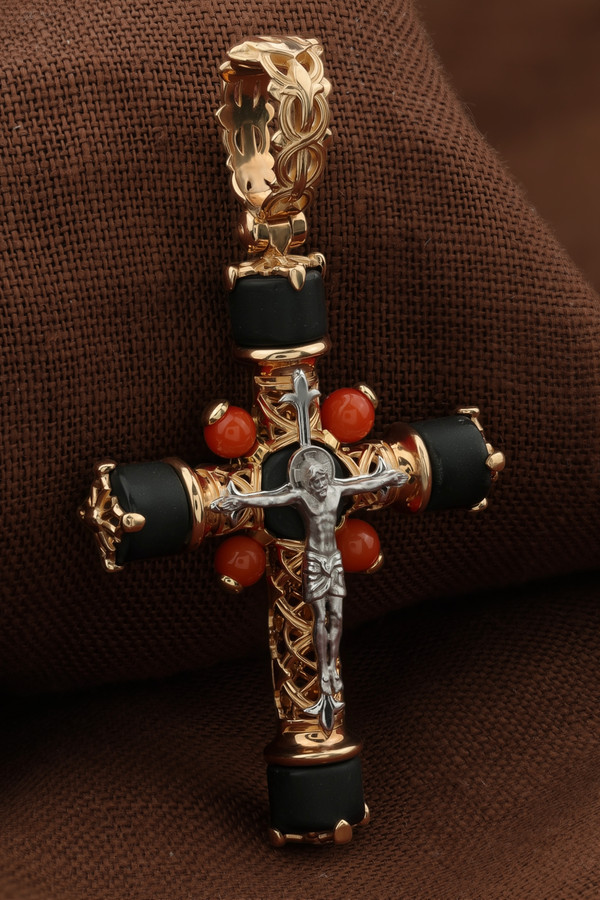 Крест из золота c ониксом и кораллом