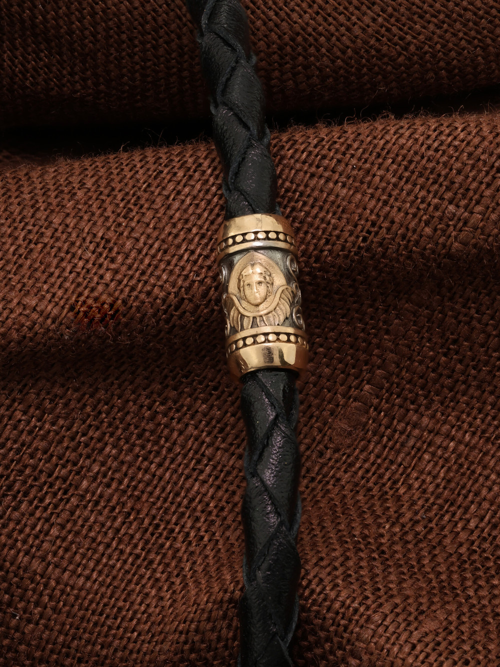 Браслет из золота c кожаным шнурком