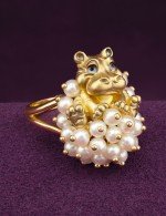 Кольцо из лимонного золота 585 пробы c эмалью и жемчугом