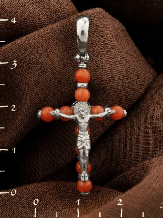 Крест из белого золота c кораллом