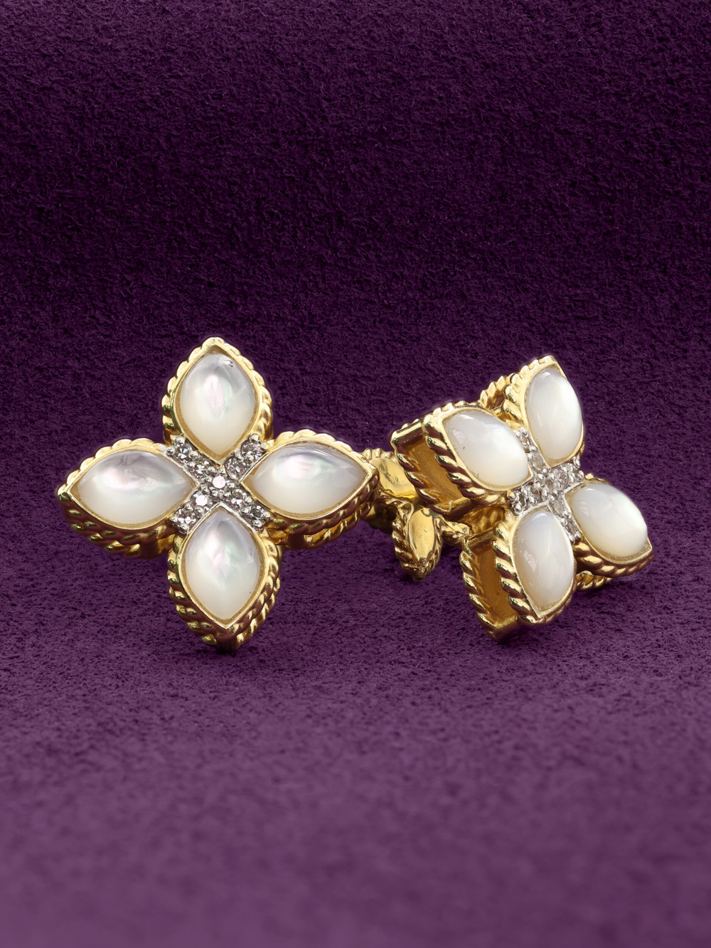 Серьги из лимонного золота c бриллиантами и перламутром