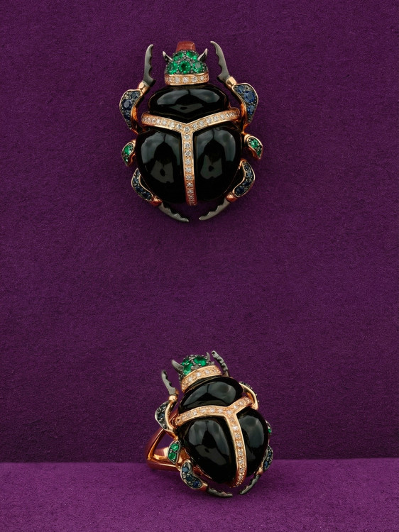 Кольцо из золота c бриллиантами, сапфиром, изумрудом и ониксом