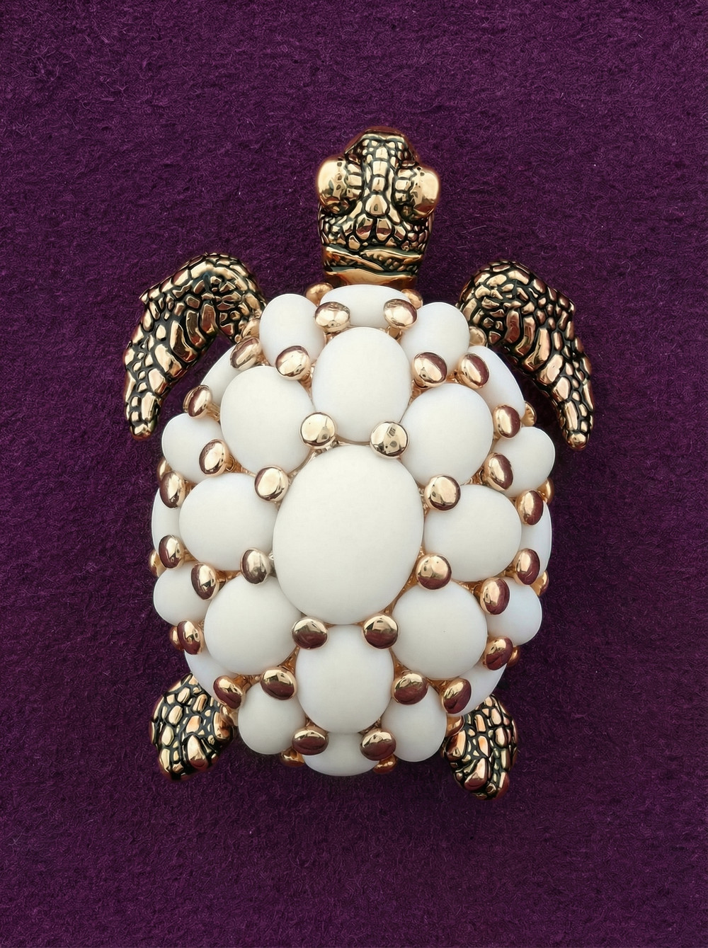 Брошь из золота c эмаль и бивнем мамонта