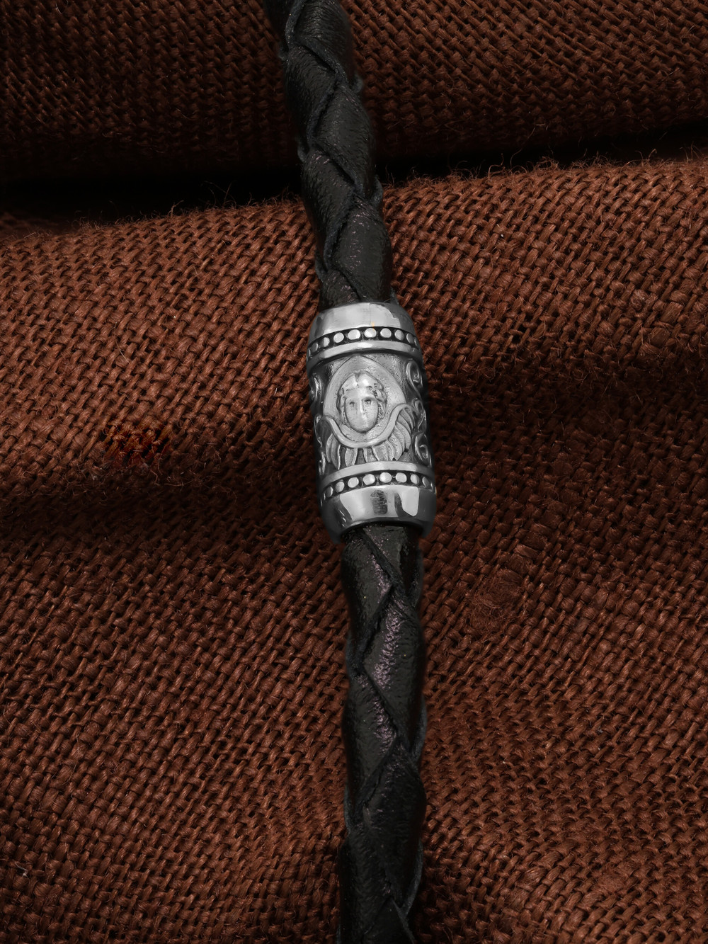 Браслет из белого золота c кожаным шнурком