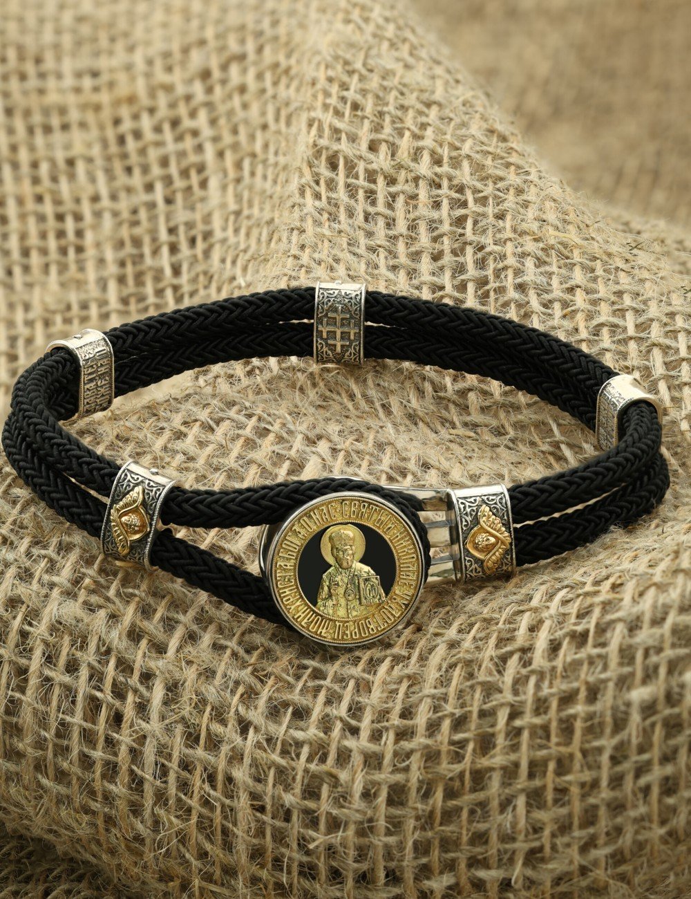 Браслет из серебра 925 пробы и золота 750 пробы c ониксом и шёлковым шнурком