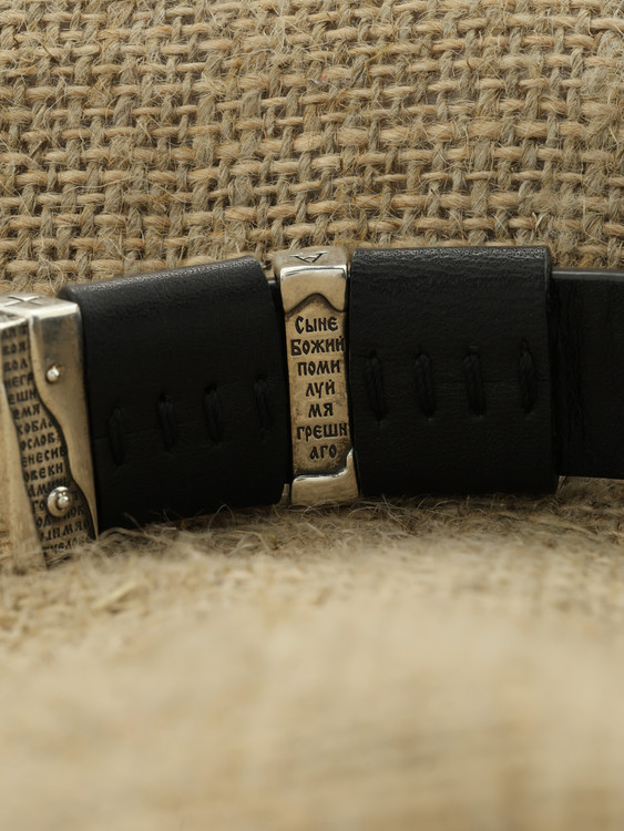 Браслет из серебра c кожаным шнурком