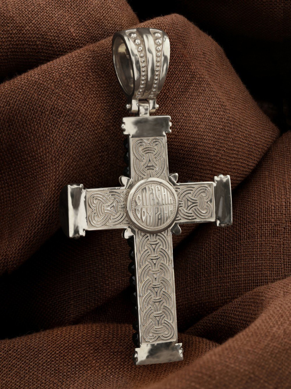 Крест из белого золота c ониксом