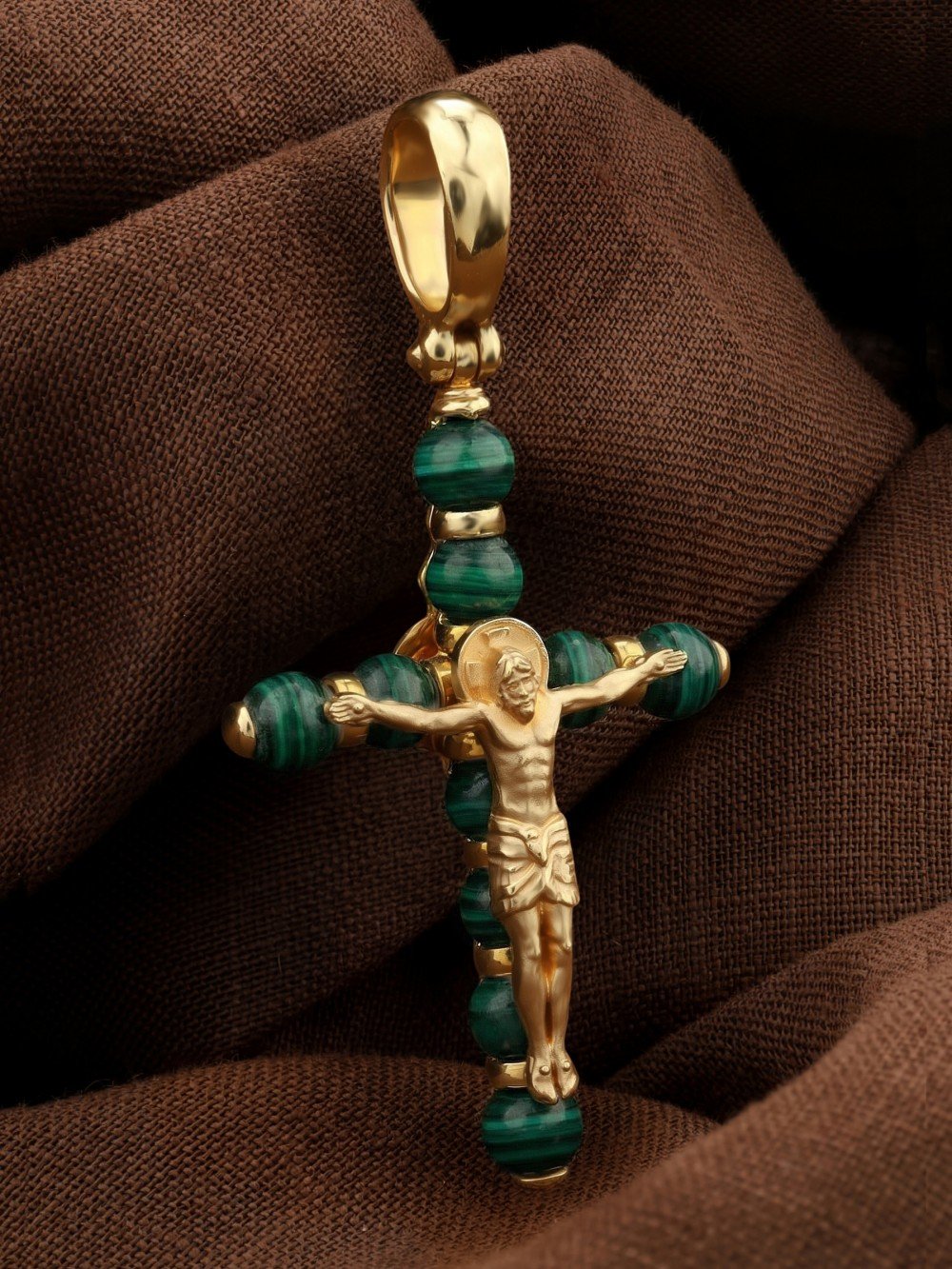 Крест из лимонного золота c малахитом