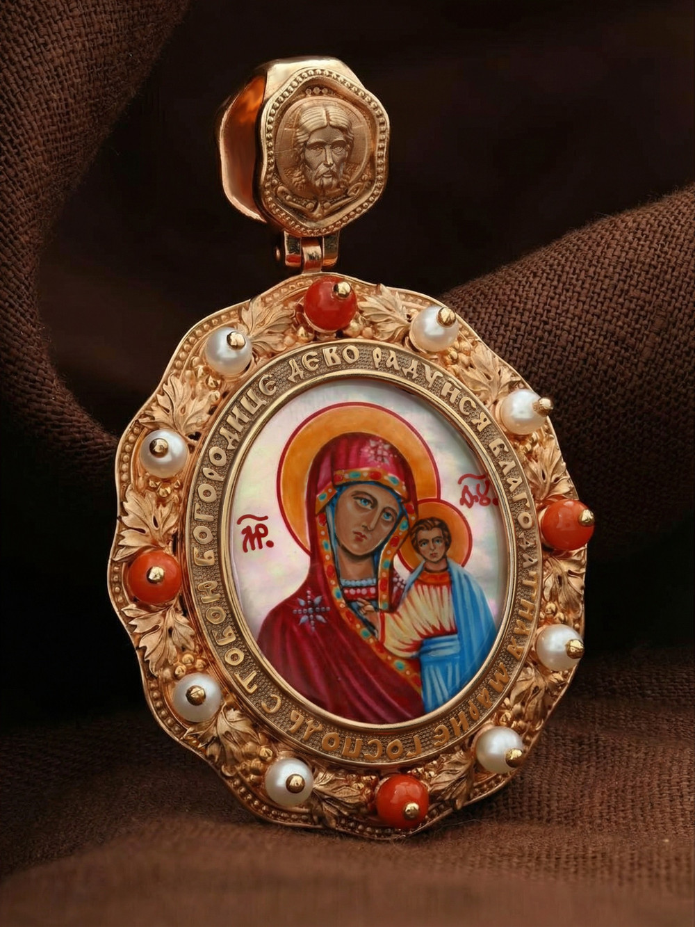 Образок из золота c эмаль , жемчугом, кораллом и перламутром