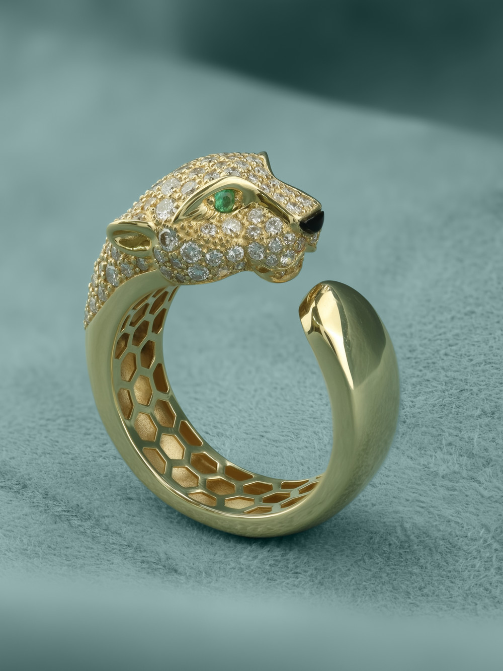 Кольцо из лимонного золота c бриллиантами, изумрудом и ониксом