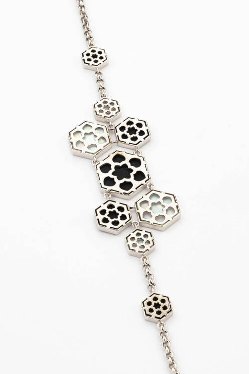 Браслет из белого золота c ониксом и перламутром