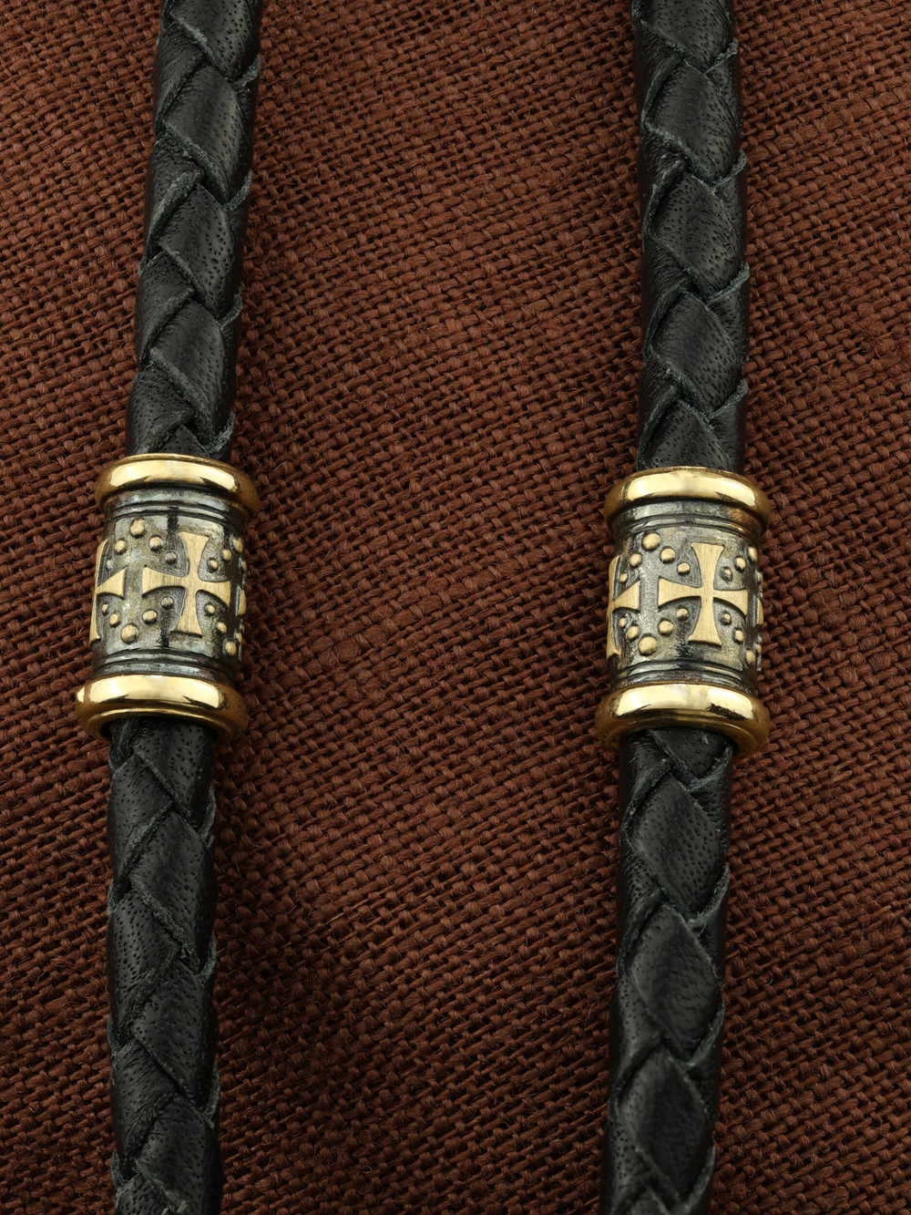 Шнурок кожаный из лимонного золота c кожаным шнурком