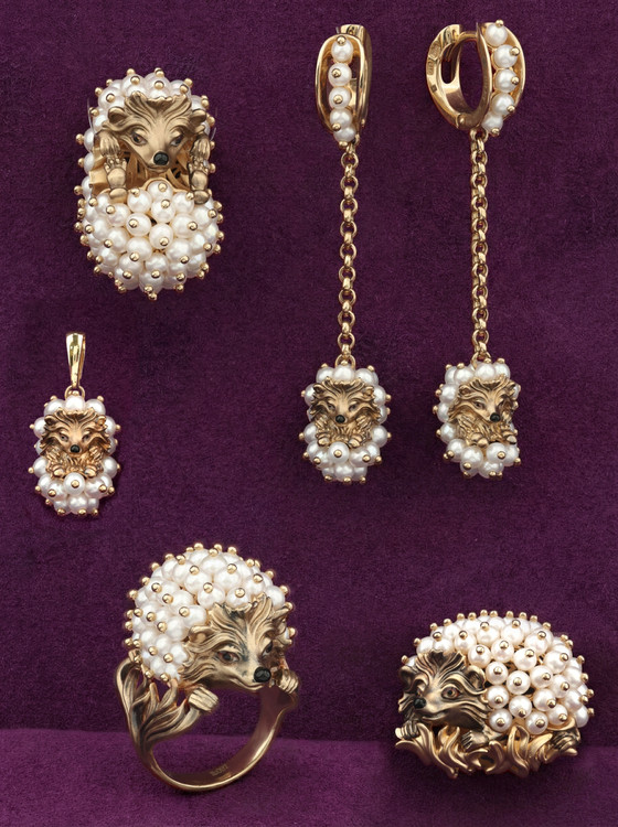 Брошь из золота c эмаль и жемчугом