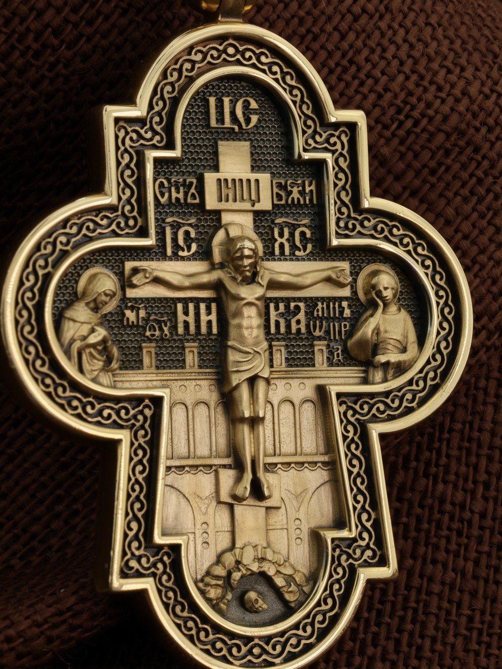 Крест из лимонного золота