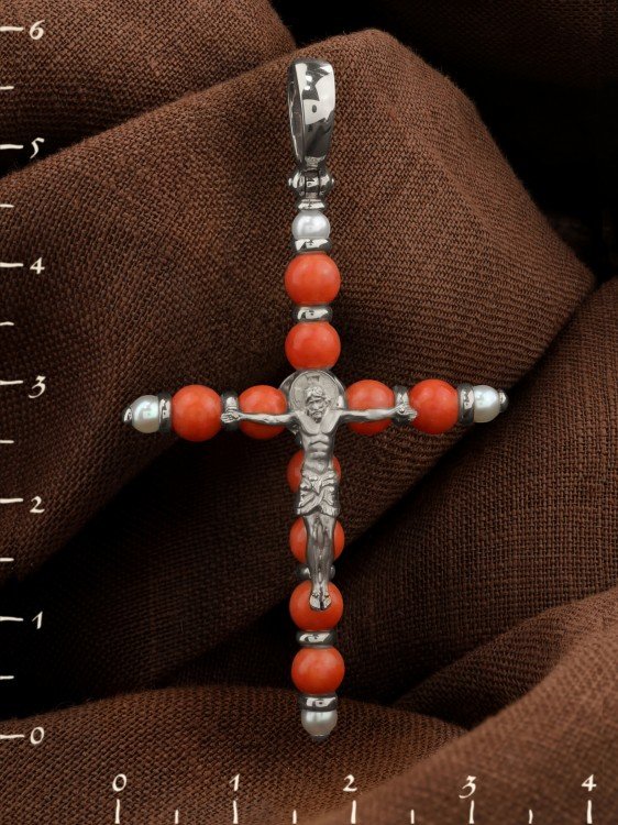 Крест из белого золота c жемчугом и кораллом