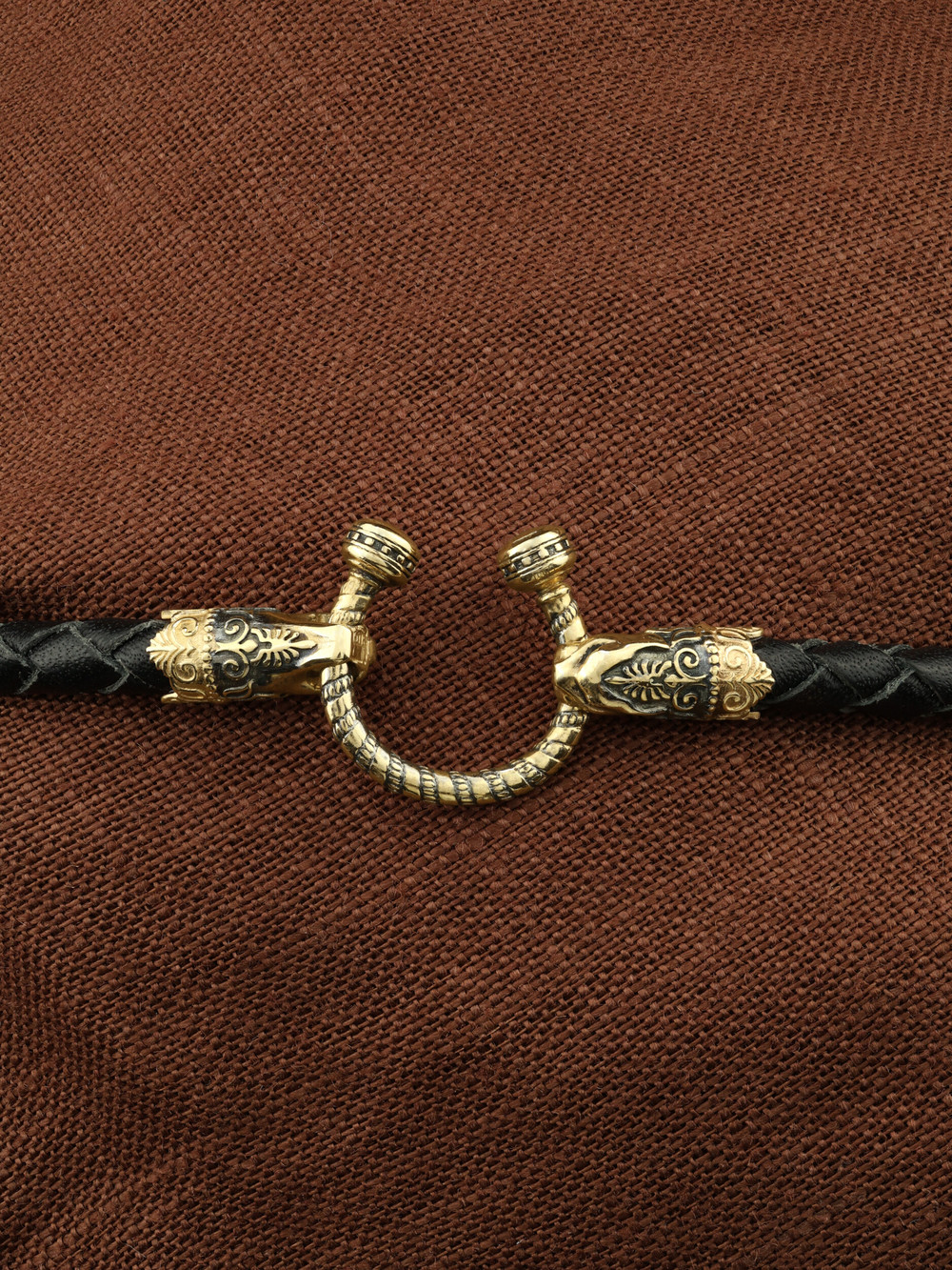 Шнурок кожаный из лимонного золота c кожаным шнурком