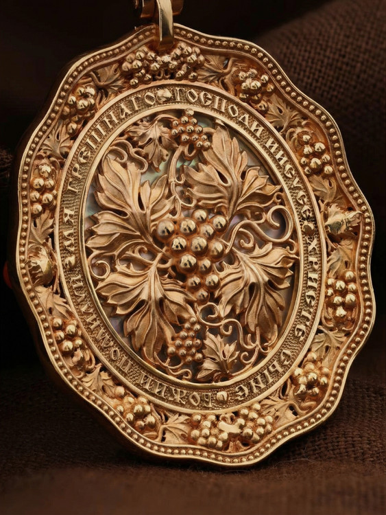 Образок из золота c эмаль , жемчугом, кораллом и перламутром