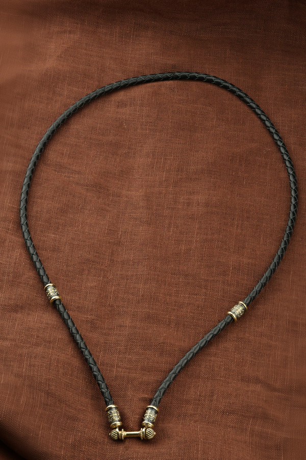 Шнурок кожаный из лимонного золота c кожаным шнурком