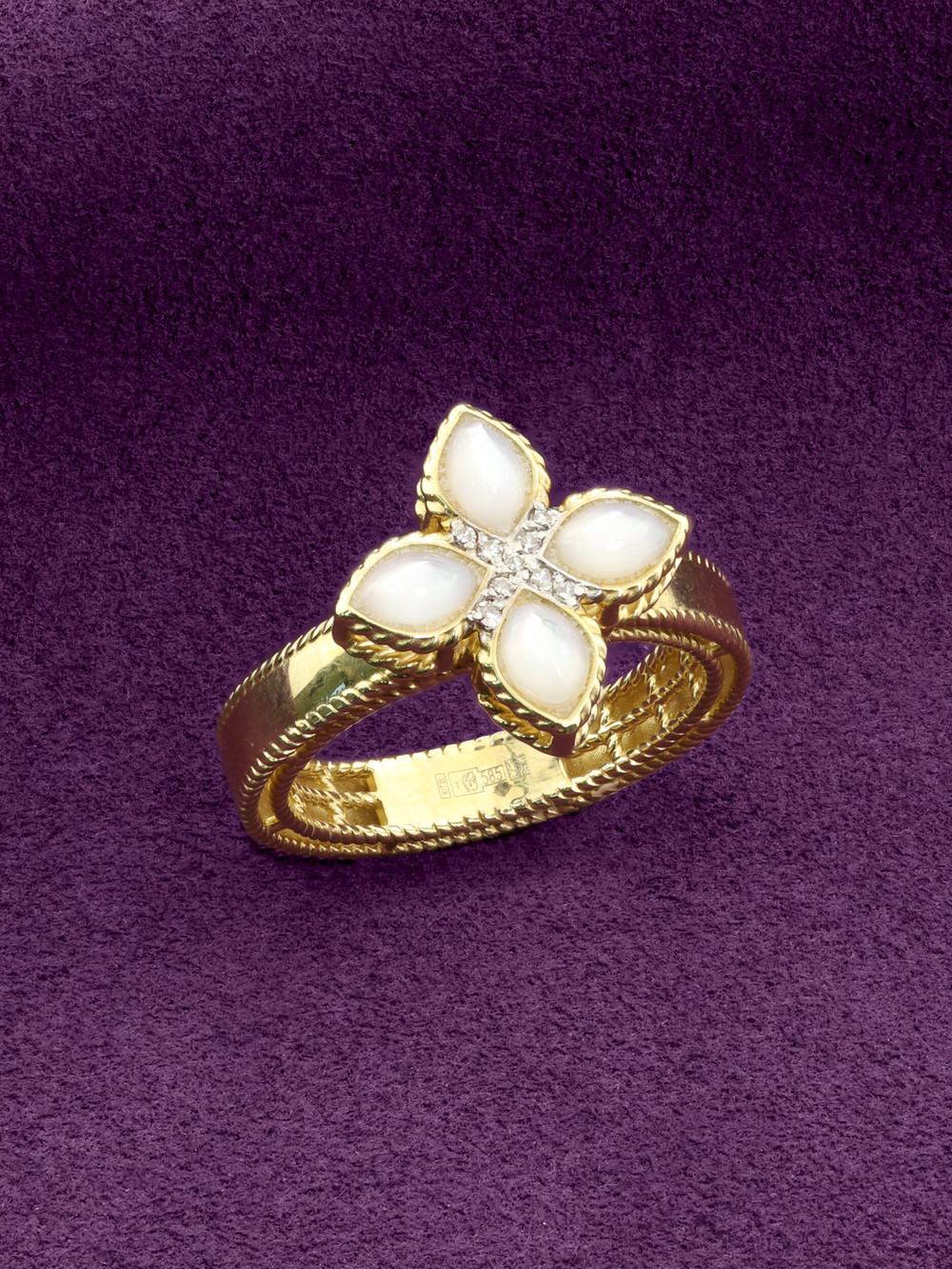 Кольцо из лимонного золота c бриллиантами и перламутром