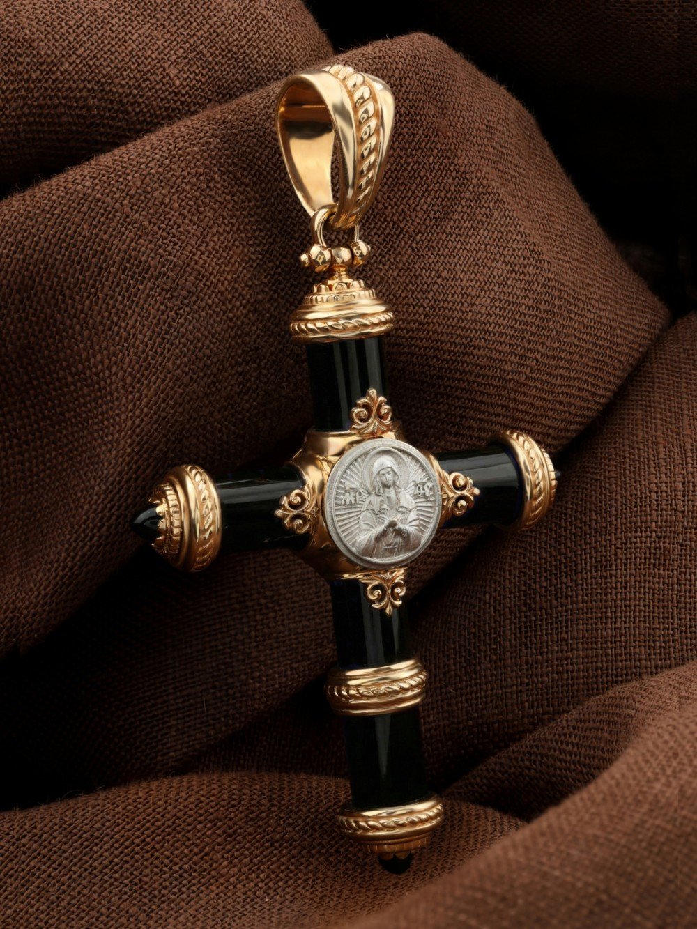 Крест из золота c ониксом и лазуритом