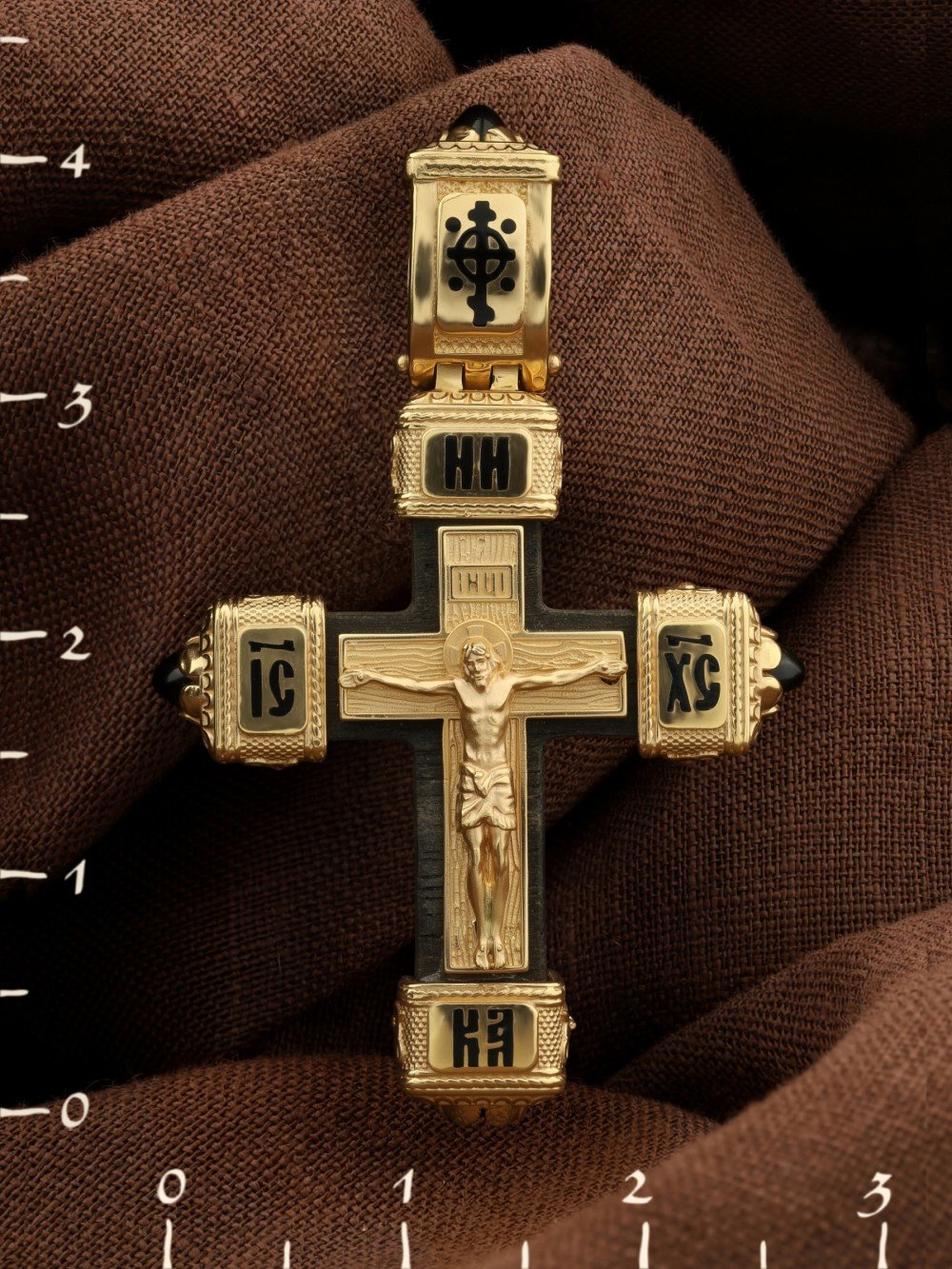 Крест из лимонного золота c эмаль , ониксом и эбеновым деревом