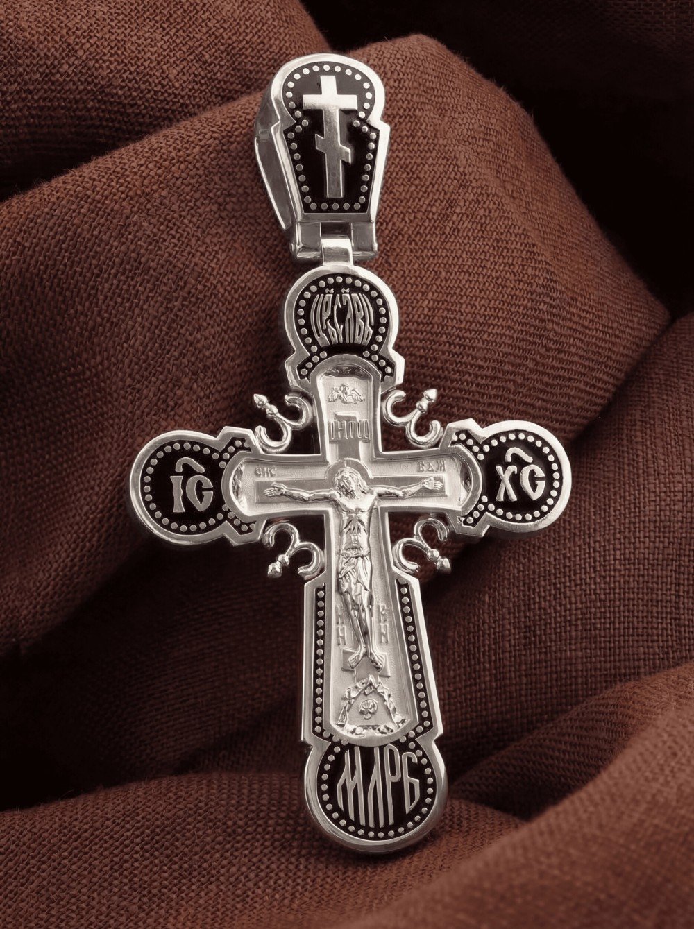 Крест из белого золота c эмаль