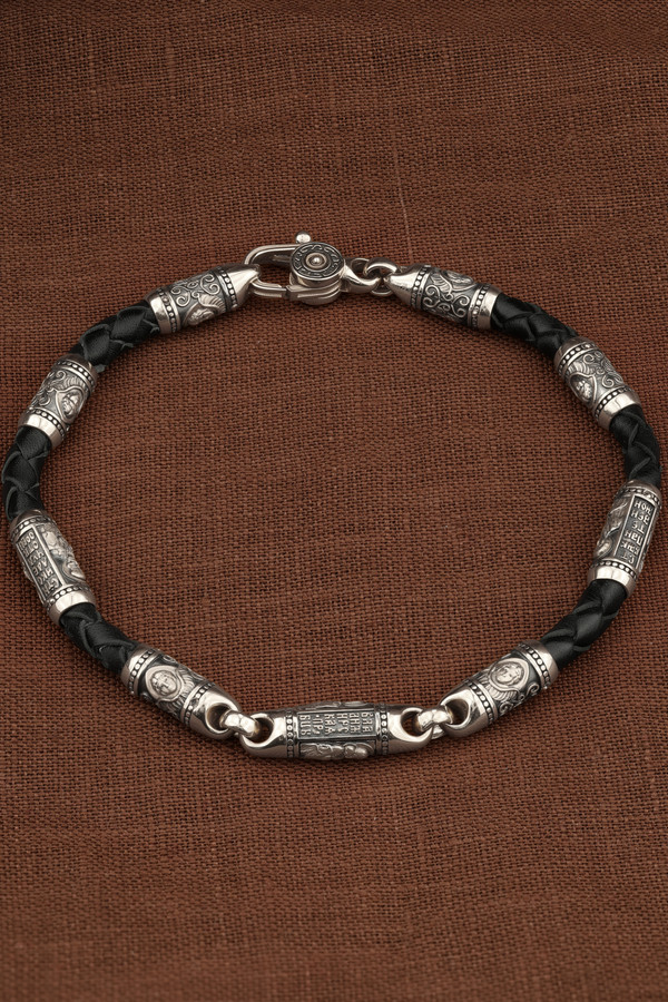 Браслет из белого золота c кожаным шнурком