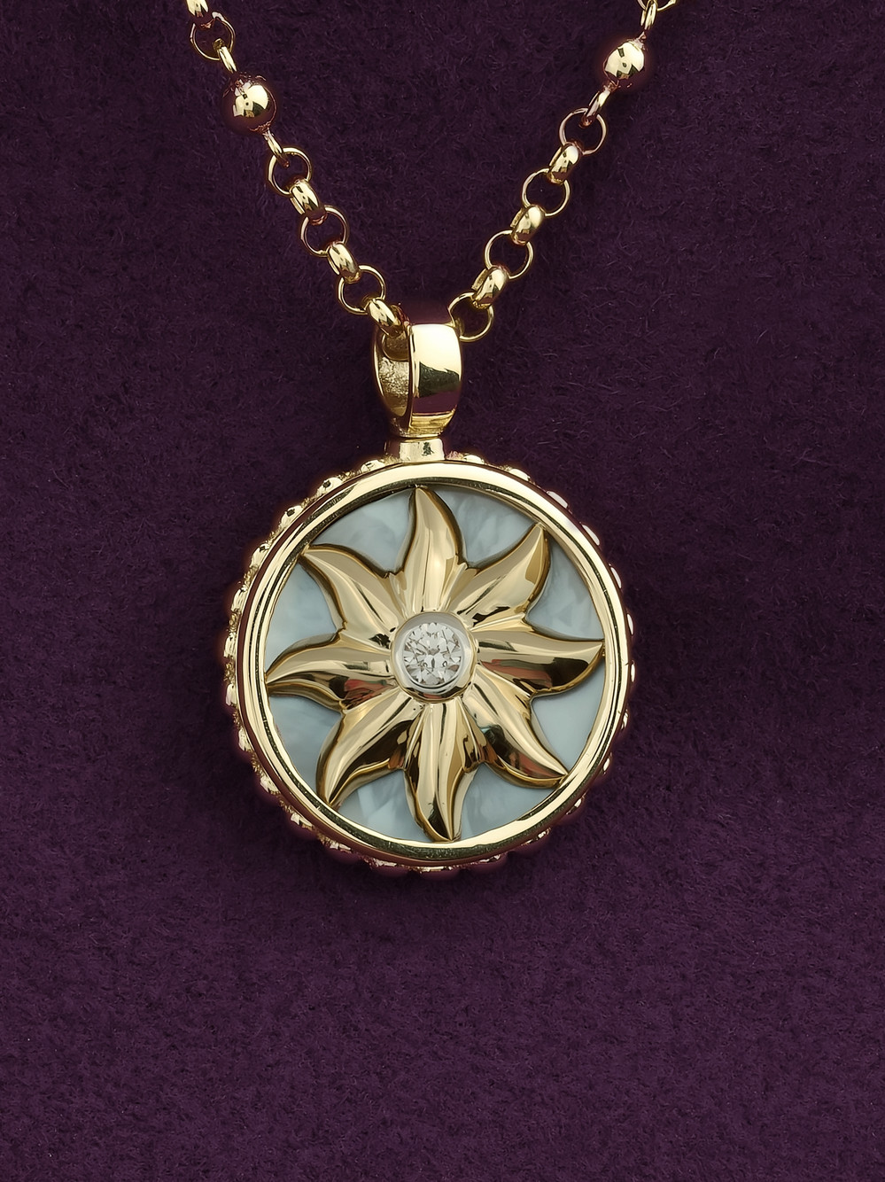 Колье из лимонного золота c бриллиантами, ониксом и перламутром