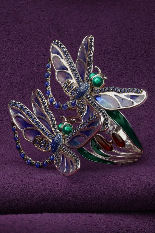 Кольцо из белого золота c сапфиром и эмалью