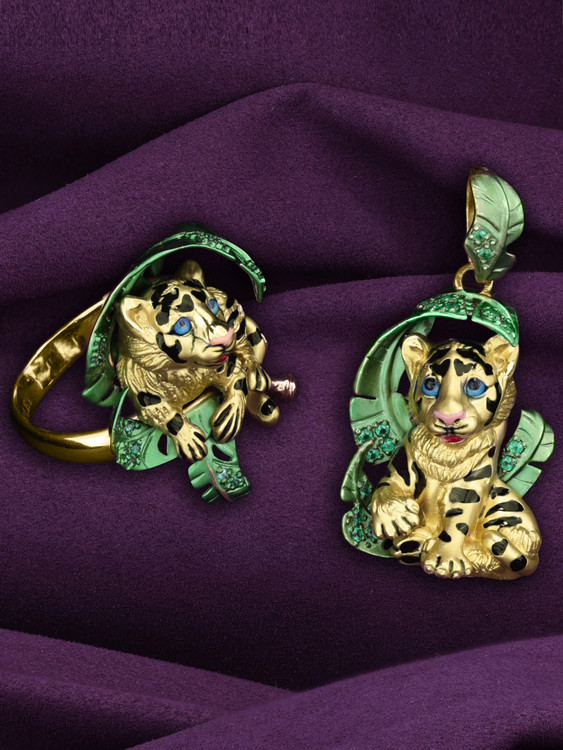 Кольцо из лимонного золота c эмаль и изумрудом